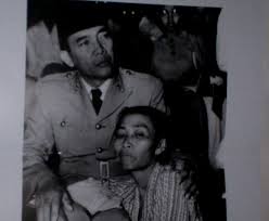 bung karno bersama sarinah pengasuhnya