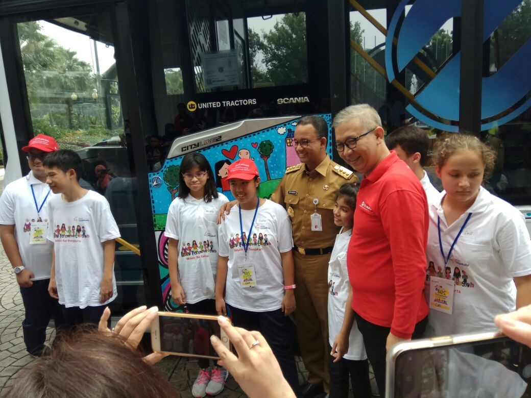 Gubernur DKI Jakarta, Anis Baswedan bersama Dirut PT. Transjakarta, Budi Kaliwono berfoto bersama adik-adik pelukis yang hasil karyanya ada di badan bus Transjakarta TJ0228